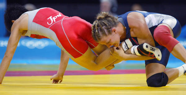 Canada's Lyndsay Belisle (right) of Burnaby, B.C., wrestles Chiharu Icho of Japan in the first match of women's 48kg. at the Athens Olympics Sunday, August 22, 2004.  Belisle lost the match. (CP PHOTO/COC-Mike Ridewood)