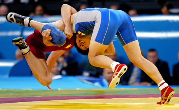 Canada's Tonya Verbeek (left) of Beamsville, Ont., is thrown by Saori Yoshida of Japan in the women's 55kg wrestling final at the Athens Olympics, Monday, August 23, 2004. Verbeek lost the match and took the silver medal. (CP PHOTO/COC-Mike Ridewood)