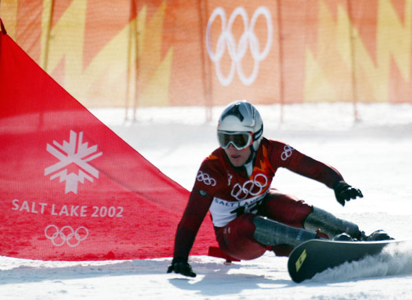 Jasey-Jay Anderson, of Mont-Tremblant, Que., races down the slalom course during the men's parallel giant slalom qualifications in Park City, Utah, Thursday Feb. 14, at the 2002 Olympic Winter Games. Anderson failed to qualify. (CP PHOTO/COA/Andre Forget).