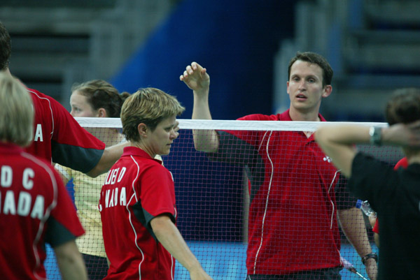 Des membres de l'quipe olympique canadienne 2004 de badminton lors d'une pratique  Athnes pour les Jeux olympiques. (CP PHOTO)2004(COC-Mike Ridewood)