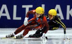 La patineuse de vitesse courte piste du Canada Isabelle Charest ngocie un virage devant la Japonnaise Chikage Tanaka lors du 500 m fminin aux Jeux olympiques d'hiver de Salt Lake City, le 16 fvrier 2002. (Photo PC/AOC/Andr Forget).