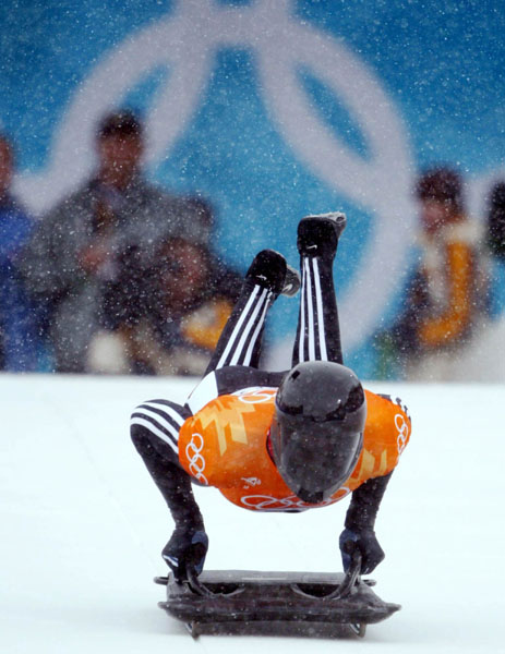 Canadian Men's skeleton rider Duff Gibson of Calgary jumps onto his sled during competition Wednesday Feb. 20, at the 2002 Olympic Winter Games in Salt Lake City. (CP Photo/COA/Andre Forget).