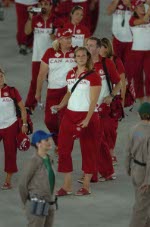 L'quipe olympique canadienne dans la parade des athltes  la crmonie d'ouverture des Jeux olympiques d'Athnes le 13 aot 2004. (CP PHOTO 2004/COC-Andre Forget)