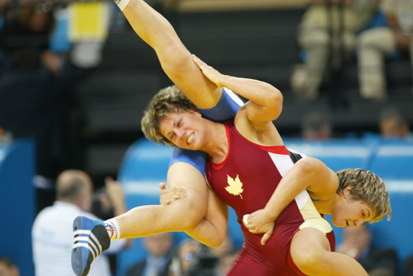 La canadienne Viola Yanik (rouge) de Saskatoon lutte dans un match de la catgorie des 63 kg de la lutte fminine aux Jeux olympiques  Athnes le lundi 23 aot 2004. (CP PHOTO/COC-Mike Ridewood)
