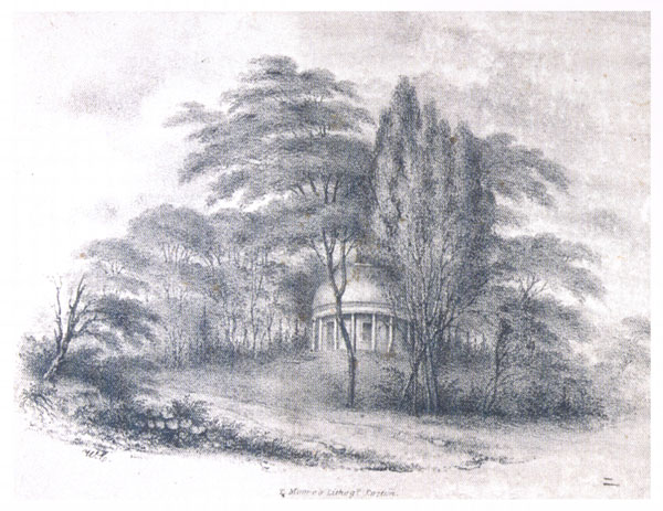 Dessin au crayon de plomb représentant un bâtiment de forme circulaire avec des piliers, situé en haut d’une pente et entouré de plusieurs arbres.