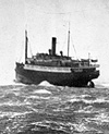 Photo montrant le côté orienté face au vent du PRINCESS SOPHIA échoué sur le récif Vanderbilt, le 24 octobre 1918