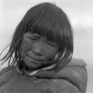 Photo du jeune Inuit Atigilik vêtu d'une tunique en peau de caribou, Pond Inlet, (Mittimatalik/Tununiq), Nunavut, vers 1924