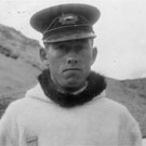 Portrait de Tommy, un homme inuit qui s'est fait décerner une médaille de bravoure, Kimmirut (anciennement Lake Harbour), Nunavut, 1945