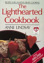 Couverture du livre de cuisine THE LIGHTHEARTED COOKBOOK illustrée  d'une brochette de poisson avec des carottes en forme de cœur