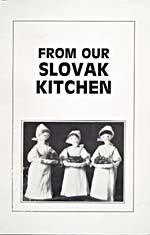 Couverture du livre de cuisine FROM OUR SLOVAK KITCHEN, illustrée de trois poupées d'enveloppes de maïs qui portent des plateaux remplis de nourriture