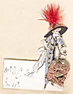 Marque-place fait à la main sur lequel est dessinée une femme en robe longue rayée portant un grand chapeau décoré d'une vraie plume rouge et un gros sac à main. L'inscription sur la carte se lit comme suit : MRS. D.C. SCOTT, JAN. 29TH.