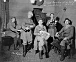 Photo montrant Conrad Gauthier et les membres de sa troupe Mantle Lamp, vêtus de costumes traditionnels, 1932