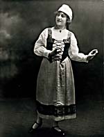 Photo de Sarah Fischer incarnant Micaëla dans CARMEN à Montréal, en 1918