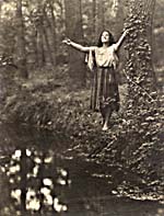 Photo de Sarah Fischer incarnant Mignon, prise au parc Bois-de-Boulogne, à Paris, en 1925