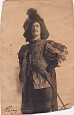 Portrait de George MacFarlane vêtu d'un costume, vers 1912
