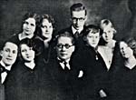 Portrait de famille de Conrad Gauthier en compagnie de sa femme et de ses enfants, en 1927