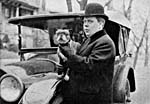 Photo d'Henry Burr tenant un chien, vers 1918