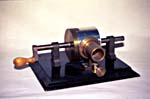 Photo de réplique du phonographe à feuille d'étain d'Edison © Musée des sciences et de la technologie du Canada. Reproduction autorisée par le Musée.