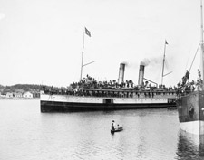 Photo montrant le navire à vapeur ISLANDER quittant Victoria (Colombie-Britannique) à destination des champs aurifères du Klondike, en 1897