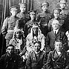 Photo d'aînés et de soldats autochtones de la Première Guerre mondiale. Le lieu est inconnu mais elle a été prise vers 1916.