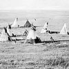 Photo de quelques tipis dans un camp cri près de Vermilion (Alberta), en septembre 1871.