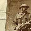 Photo du tireur d'élite Michel Ackabee, tenant un fusil, dans la bande de Fort William à Thunder Bay (Ontario), vers 1918-1919.