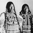 Portrait de trois femmes inuites portant chacune un porte-bébé orné de perles; cette photo a été prise dans un studio à Fullerton, Nunavut, 1904